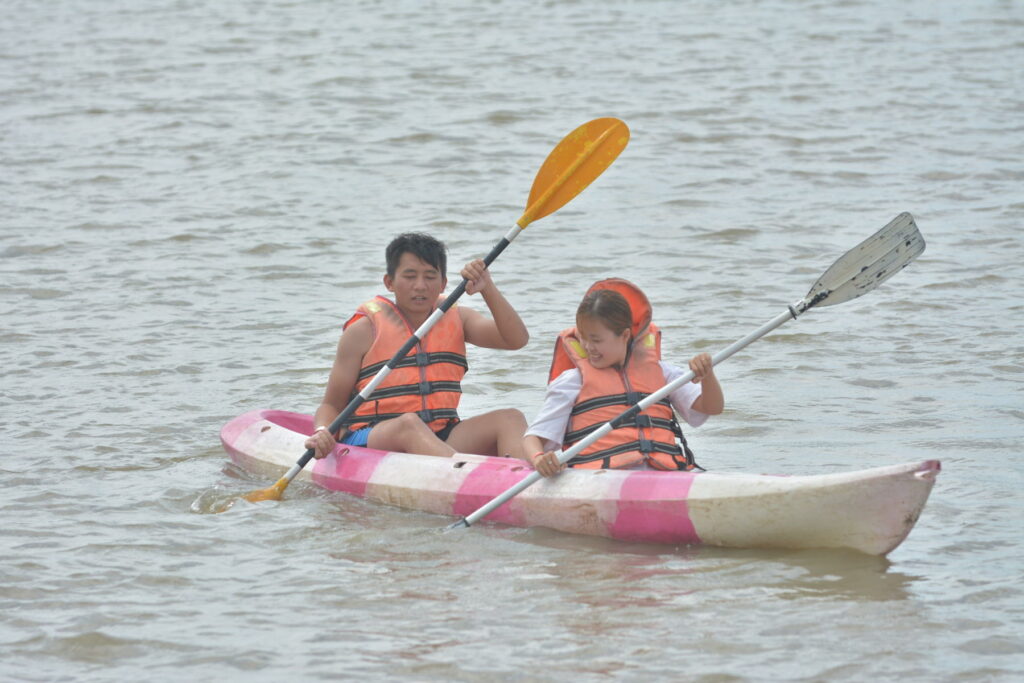 Chèo Kayak trên biển (làng chài Rạch Vẹm)